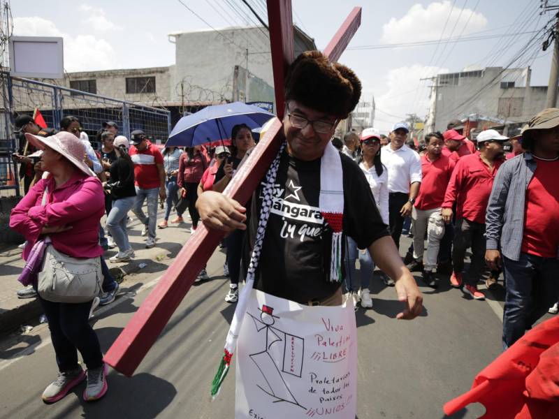 Un hombre participa en la marcha del Primero de Mayo en conmemoración del Día Internacional de los Trabajadores este jueves, en Tegucigalpa.