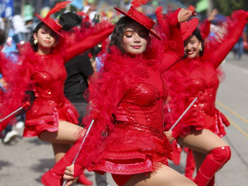Miles de personas han salido a festejar el 447 aniversario de la fundación de Tegucigalpa, la capital de Honduras, que nació como un pueblo minero.