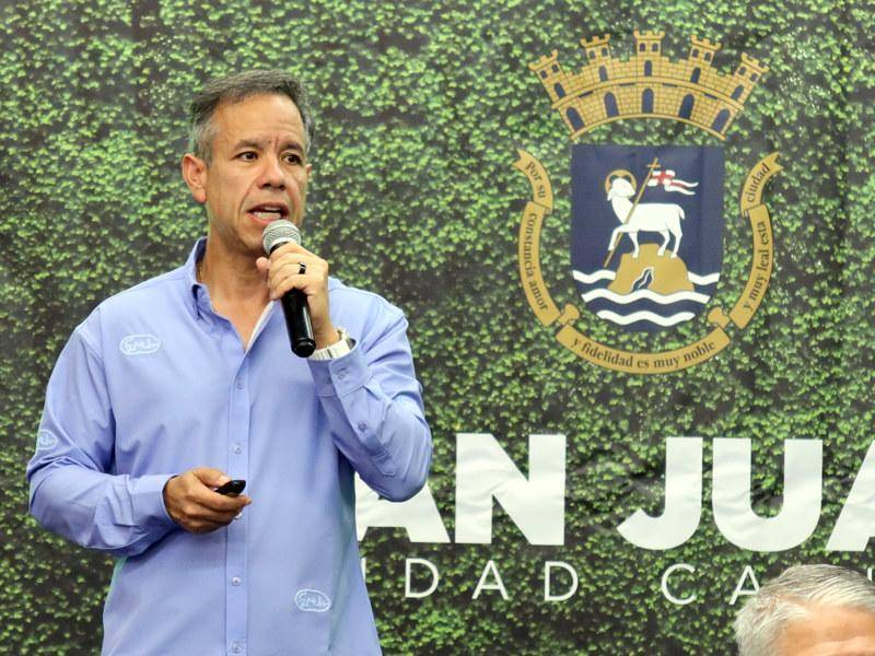 El alcalde de San Juan, Miguel Romero, habla durante una rueda de prensa sobre los planes de seguridad durante la residencia que ofrecerá Bad Bunny en San Juan (Puerto Rico).