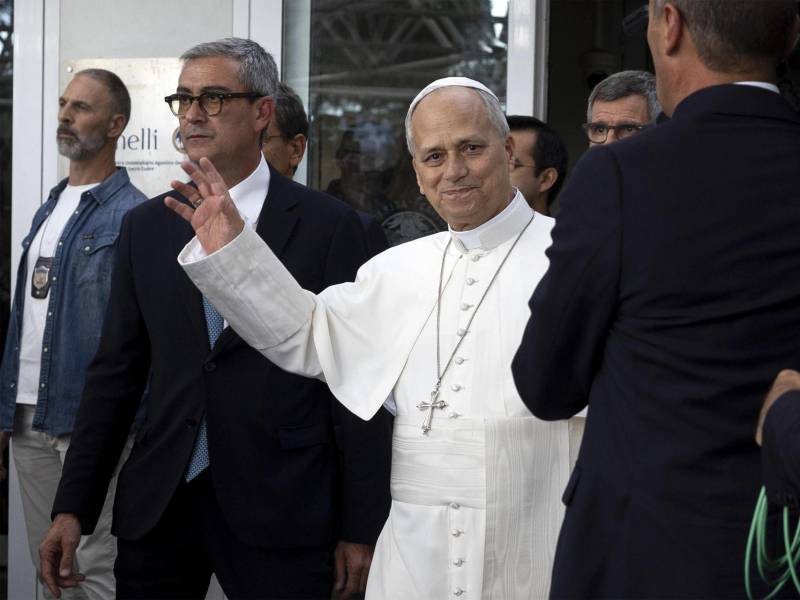 El papa León XIV abadona el hospital Policlínico Gemelli de Roma tras recibir el alta médica. EFE/EPA/MASSIMO PERCOSSI