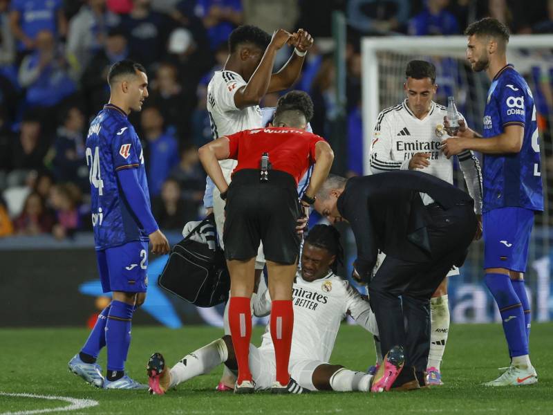 El centrocampista francés del Real Madrid, Aurelien Tchouameni, se duele durante el partido de la jornada 33 de LaLiga que Getafe CF y Real Madrid disputan hoy miércoles en el Coliseum de Getafe.