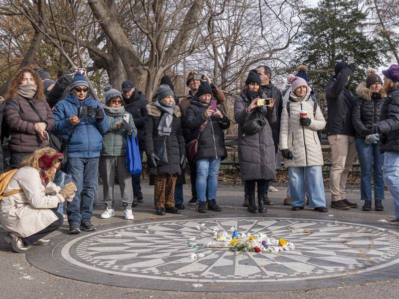 En el icónico parque neoyorquino de Central Park hay una esquina bautizada como 'Strawberry Fields' donde cientos de seguidores de John Lennon, asesinado hace hoy 45 años en la Gran Manzana, lo homenajean cada año desde entonces.
