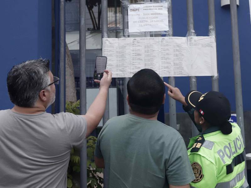 Electores a las puertas de un centro de votación en Lima, Perú, este domingo.
