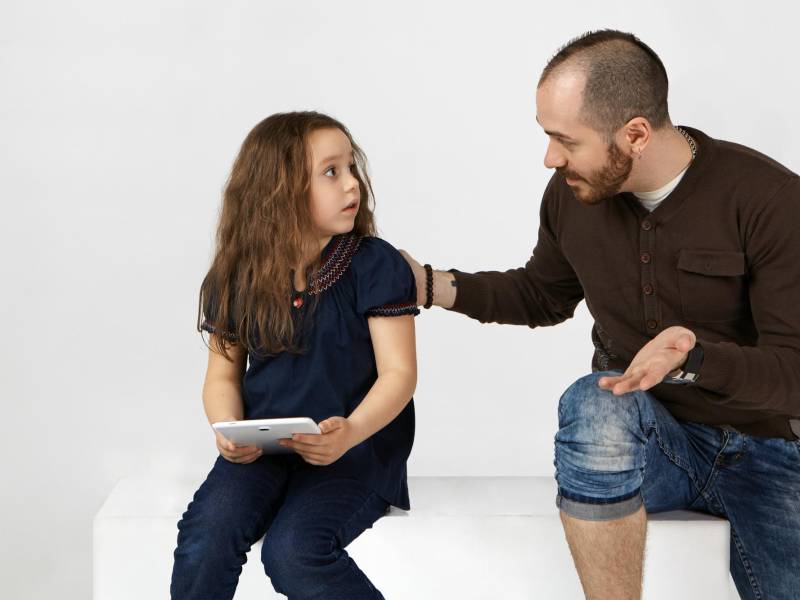 Cuando un menor de edad tiene problemas de salud mental, los adultos deben escuchar y buscar ayuda profesional para evaluar, diagnosticary tratar.