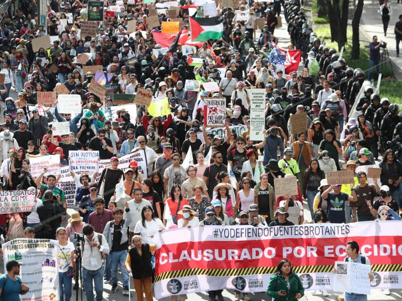 Un fuerte operativo policial durante la protesta contra la gentrificación en la Ciudad de México.