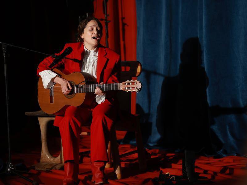 La cantante mexicana Natalia Lafourcade, interpreta una canción durante la presentación de su nuevo disco en la Ciudad de México (México).