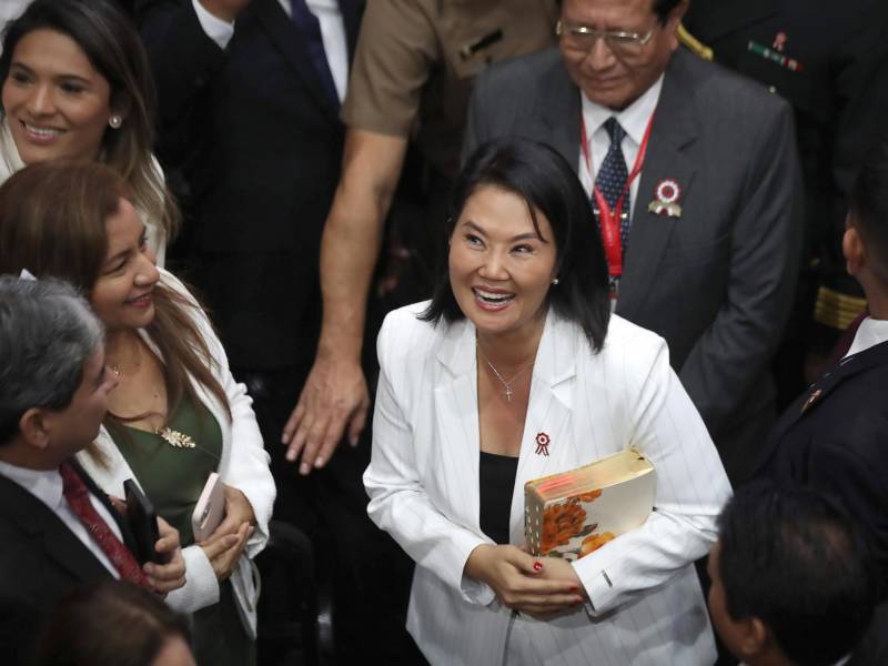 La presidenta de Perú, Keiko Fujimori (c), reacciona durante la vigésimo primera Ceremonia de Acción de Gracias por el Perú este jueves, celebrada por las iglesias evangélicas del país andino, en Lima (Perú). EFE/ Paolo Aguilar