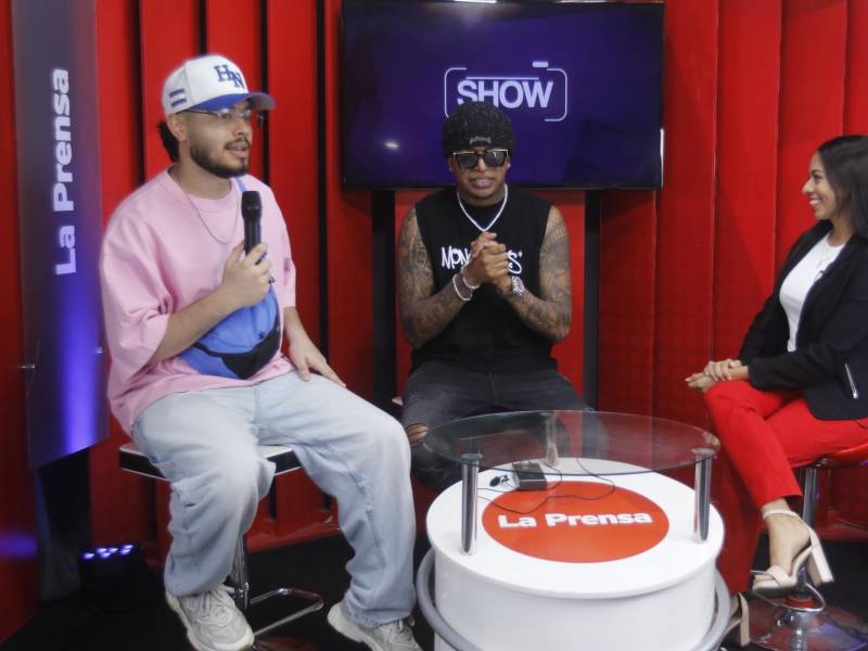 Alemvn y Fresh Bodden durante su entrevista con la periodista Marisol Soto.