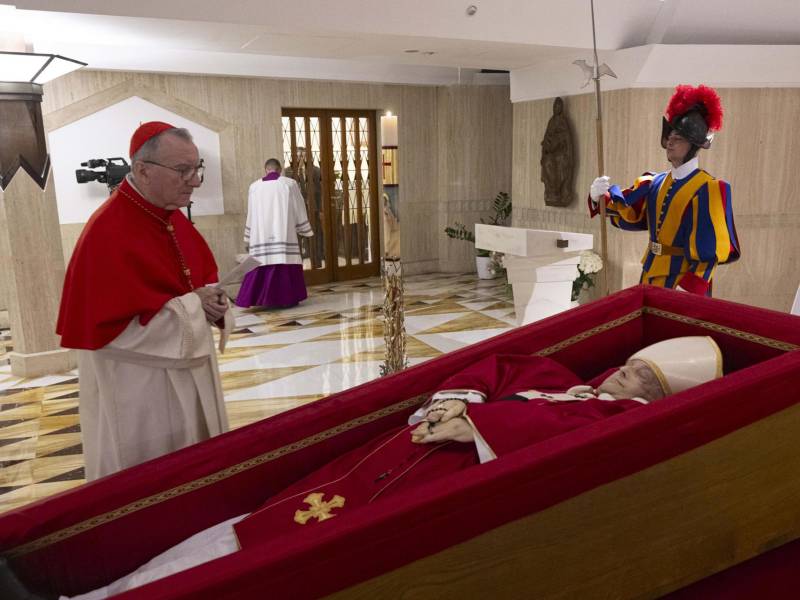 El secretario de Estado, el cardenal Pietro Parolin, ante el féretro del papa Francisco durante el rito de la constatación de la muerte del pontífice en la Capilla de Santa Marta en Ciudad del Vaticano.
