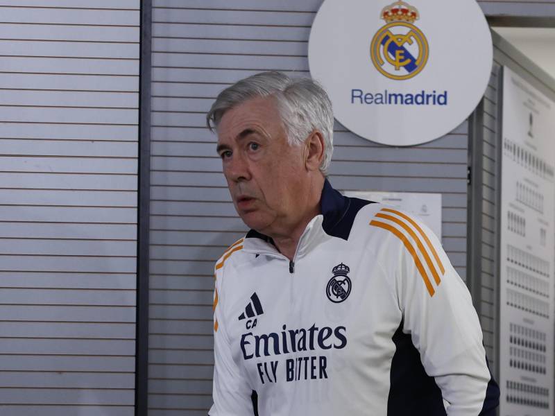 El entrenador del Real Madrid, Carlo Ancelotti, se dirige a dar una rueda de prensa tras dirigir un entrenamiento este sábado en Valdebebas en la víspera de su partido de LaLiga EA Sports contra el Athletic Club de Bilbao.