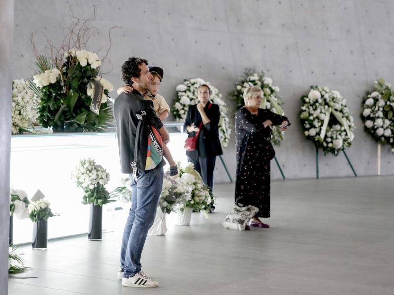 El público rindió homenaje al difunto diseñador de moda italiano Giorgio Armani en la capilla funeraria en Milán, norte de Italia, del Atelier de la casa de moda.