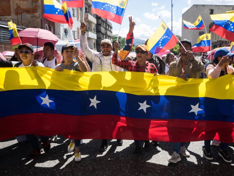 Personas participan en una manifestación este viernes, en Caracas (Venezuela).