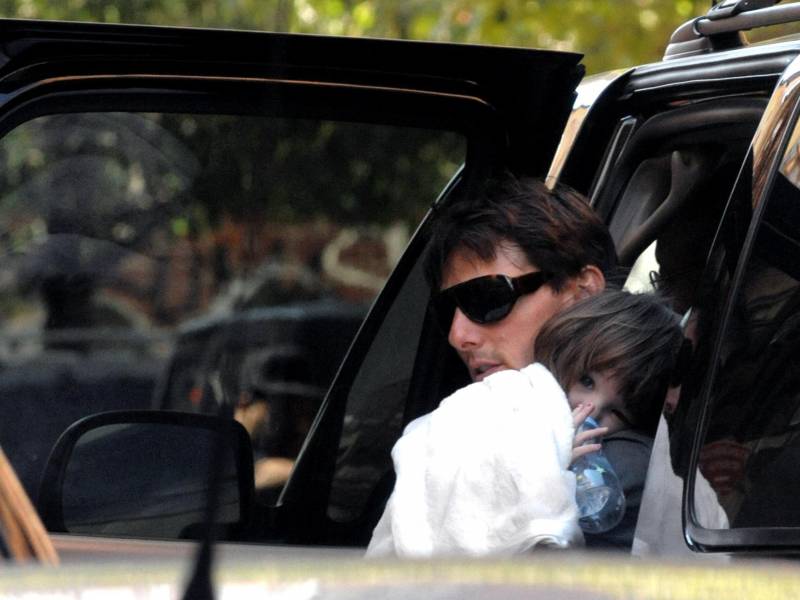 Una foto del recuerdo que muestra a Tom Cruise y su hija Suri paseando en Nueva York, el 16 de agosto de 2008.
