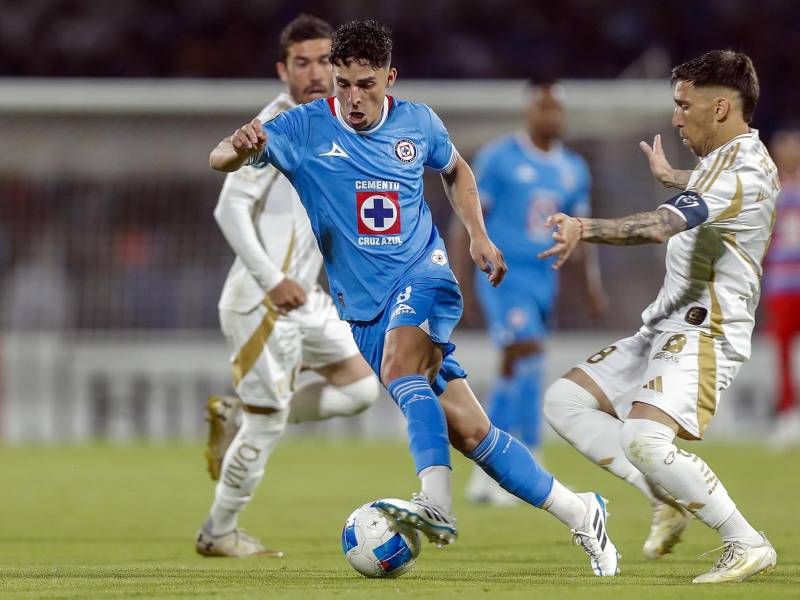 Lorenzo Faravelli de Cruz Azul disputa un balón con Fernando Gorriarán de Tigres este jueves, en un partido de vuelta de la semifinal de la Copa Concacaf en el estadio Olímpico Universitario de Ciudad de México (México).