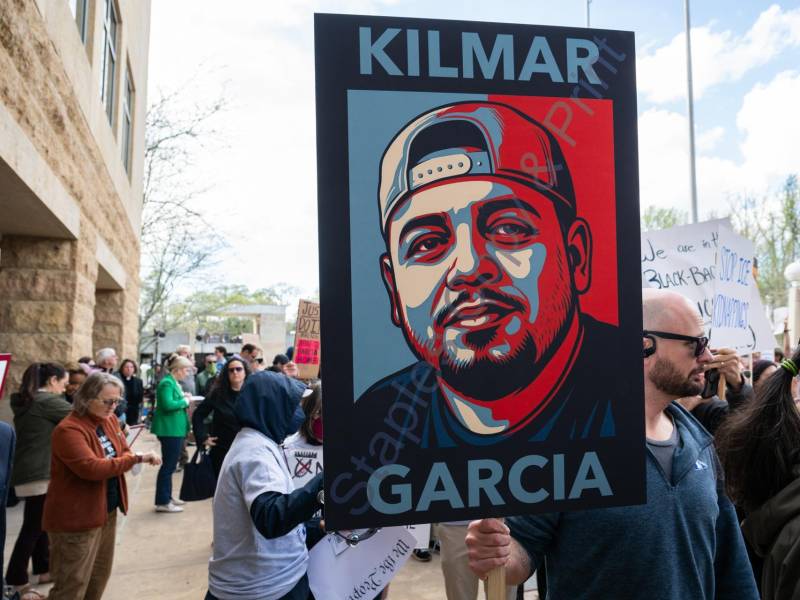 Imagen de archivo de manifestantes que se reúnen durante una audiencia de estado en el caso de Kilmar Ábrego García.