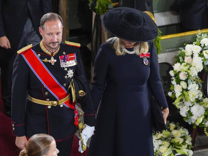 El rey Haakon VIII y la reina Mette-Marit tras la ceremonia fúnebre del rey de Noruega Harald V en la Catedral de Oslo, Noruega.
