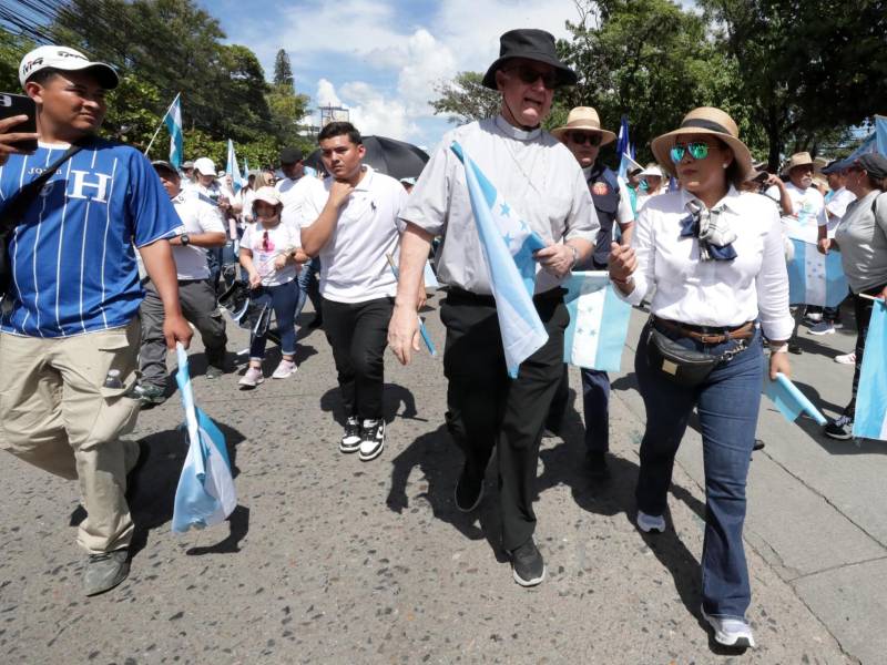 El arzobispo de Tegucigalpa, José Vicente Nácher (c), camina durante una marcha por la paz este sábado, en Tegucigalpa (Honduras).