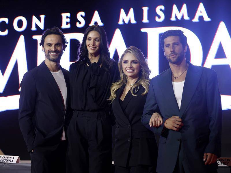 Los actores Iván Sánchez, Pamela Almanza, Angélica Rivera y Diego Klein, posan durante la presentación de la serie ‘Con esa misma mirada’ este martes en Ciudad de México (México).