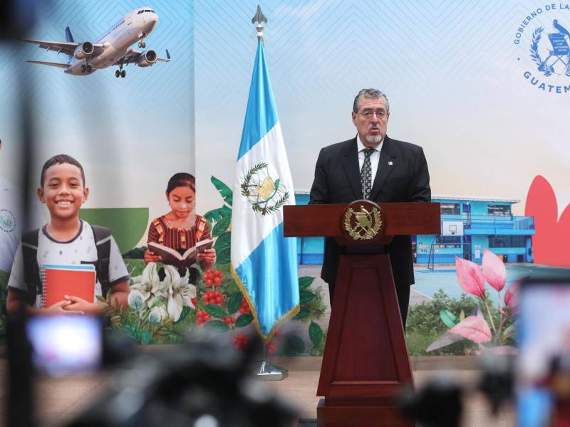 El presidente de Guatemala, Bernardo Arévalo de León, habla durante una rueda de prensa en el Palacio Nacional de la Cultura en Ciudad de Guatemala (Guatemala). EFE/ Mariano Macz