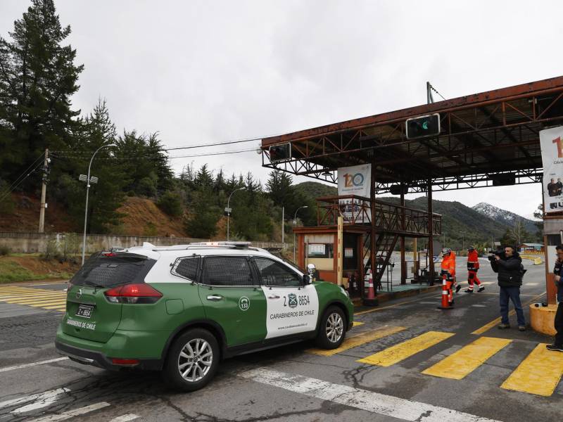 Carabineros (Policía) de Chile llegan al acceso Los Maitenes, en la mina El Teniente, en Rancagua (Chile).