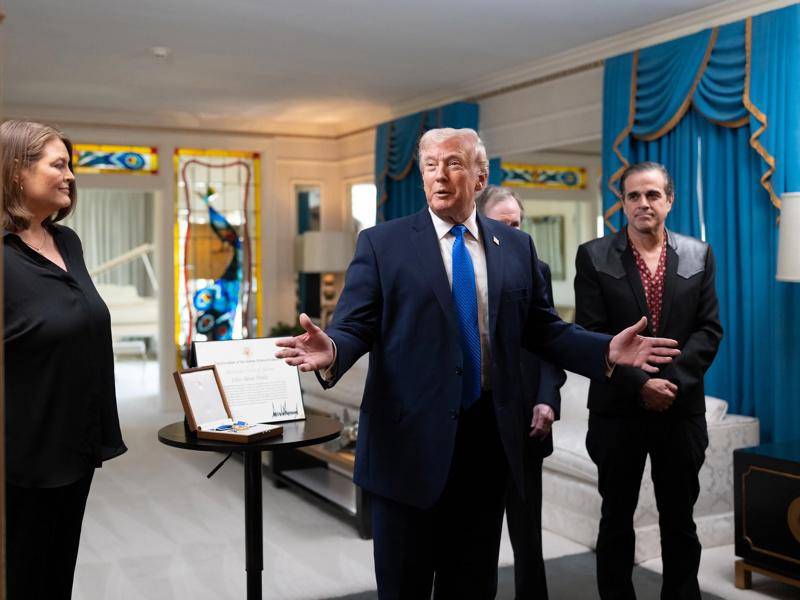 Trump lamentó no haber conocido a Elvis, fallecido en 1977 a los 42 años, pero aseguró que ama su música. Nunca me canso de escucharla, la oigo mucho.