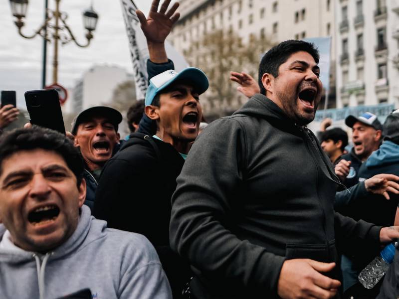 Personas se manifiestan en los alrededores del Congreso de la Nación en Buenos Aires (Argentina), en una fotografía de archivo.