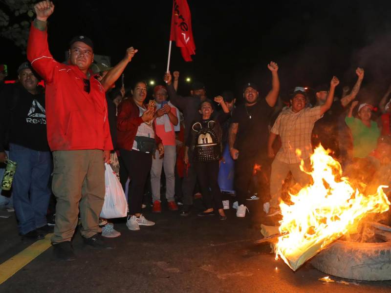 Simpatizantes del Partido Libertad y Refundación (Libre) se manifiestan por un supuesto fraude electoral en los comicios del 30 de noviembre.