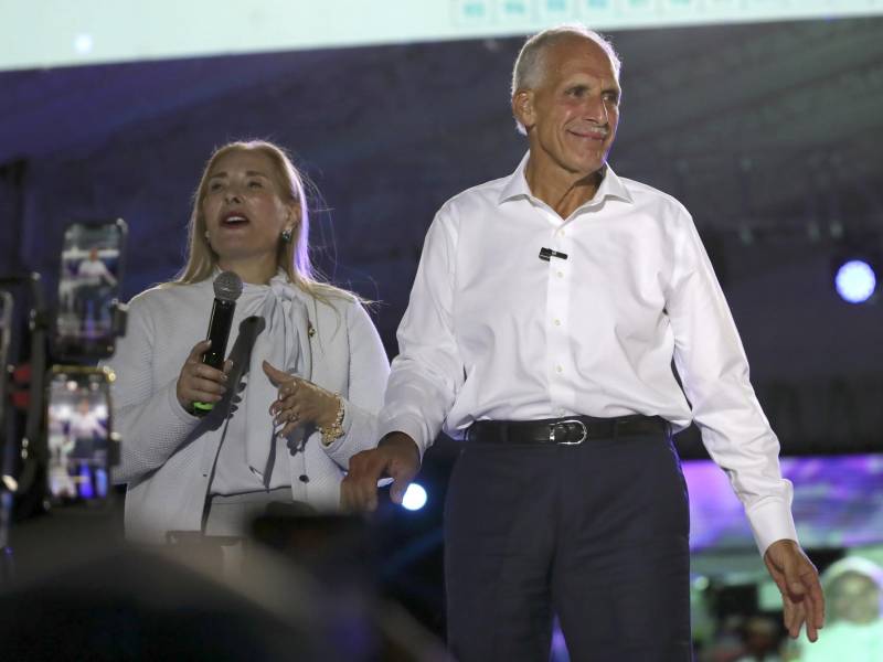 Nasry Asfura reacciona junto a su esposa, Lissette del Cid Fernández de Asfura (i), durante un evento de cierre de campaña del Partido Nacional.