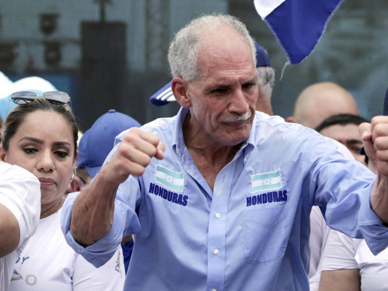 Fotografía de archivo del 27 de julio de 2025 del candidato a la Presidencia de Honduras por el Partido Nacional, Nasry Asfura, reaccionando durante un evento en Tegucigalpa (Honduras).EFE/ Gustavo Amador