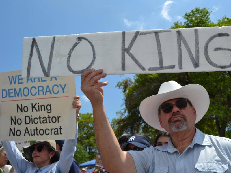 Personas se manifiestan sosteniendo carteles durante la protesta 'No Kings' este sábado, en Miami (Estados Unidos). EFE/ Antoni Belchi