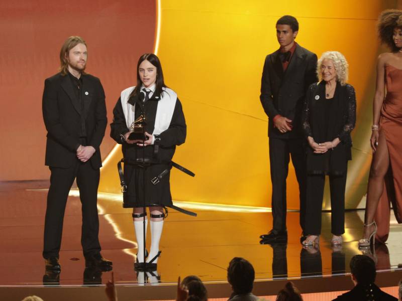 Los cantautores estadounidenses (de izq. a der.) FINNEAS y Billie Eilish aceptan el premio a la Canción del Año por 'WILDFLOWER' en el escenario durante la 68.ª ceremonia anual de los Premios Grammy en el Crypto.com Arena de Los Ángeles, California, EE.UU.