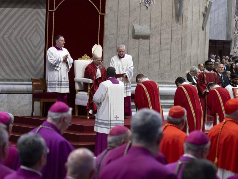El papa León XIV preside el rito que conmemora la Pasión de Cristo en la basílica de San Pedro del Vaticano en el primer Viernes Santo de su pontificado. EFE