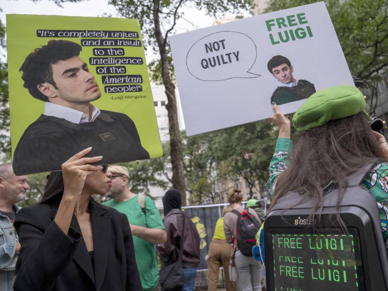 Personas participan en una manifestación en apoyo a Luigi Mangione este martes, en Nueva York (Estados Unidos).