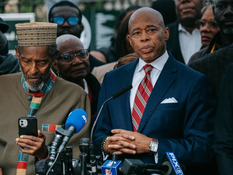 El alcalde de Nueva York, Eric Adams (c), en una conferencia de prensa.