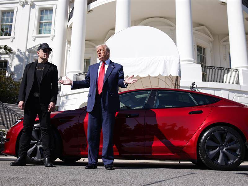 Trump compró un Tesla Model S en apoyo a Elon Musk tras los ataques contra la compañía.