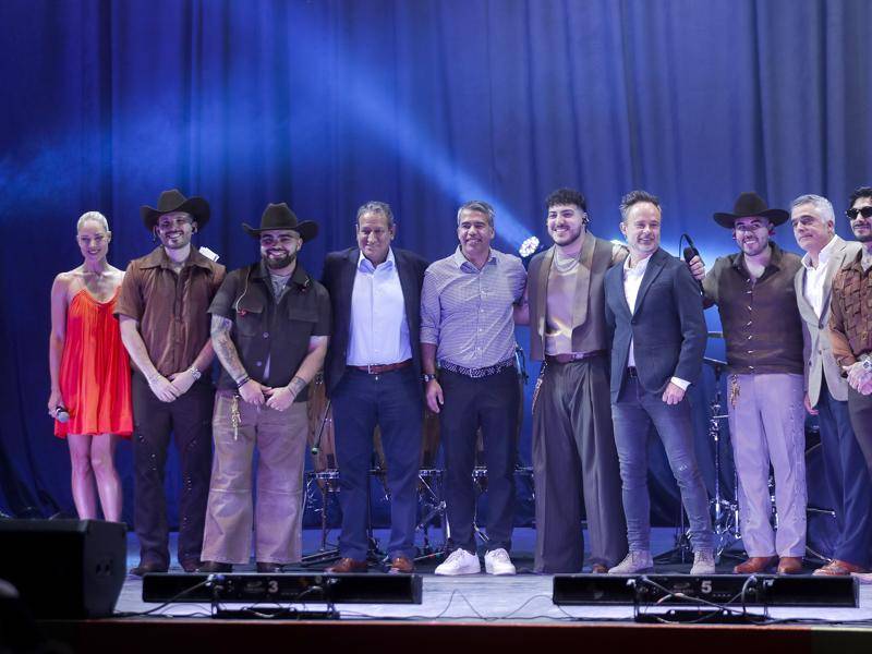 Los integrantes del grupo Frontera, directivos de Amazon, y de la Selección Nacional posan durante una conferencia de prensa este martes, en Ciudad de México (México).