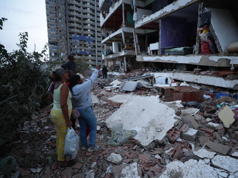 Residentes entre los escombros de uno de los bloques de viviendas dañados por los terremotos, en la localidad de Catia La Mar, en el estado costero de La Guaira (Venezuela) este jueves. EFE/ Ronald Pena R.
