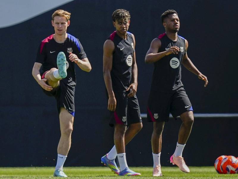 Los jugadores del FC Barcelona Frenkie de Jong (i) , Lamine Yamal (c) y Ansu Fati (d) durante el entrenamiento del equipo en las instalaciones de la Ciudad Deportiva Joan Gamper, este lunes.
