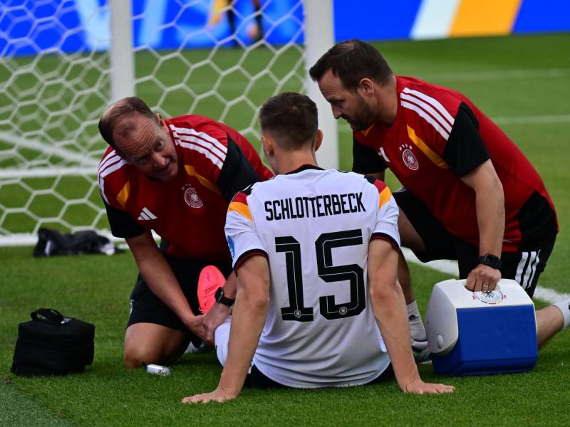 El internacional alemán Nico Schlotterbeck recibe atención médica tras lesionarse durante el partido disputado contra Costa de Marfil.