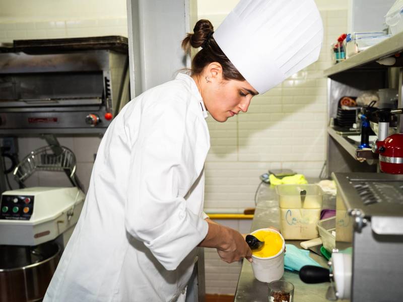 La chef Daniela Piaggio mientras prepara el postre: Pasión de piña.