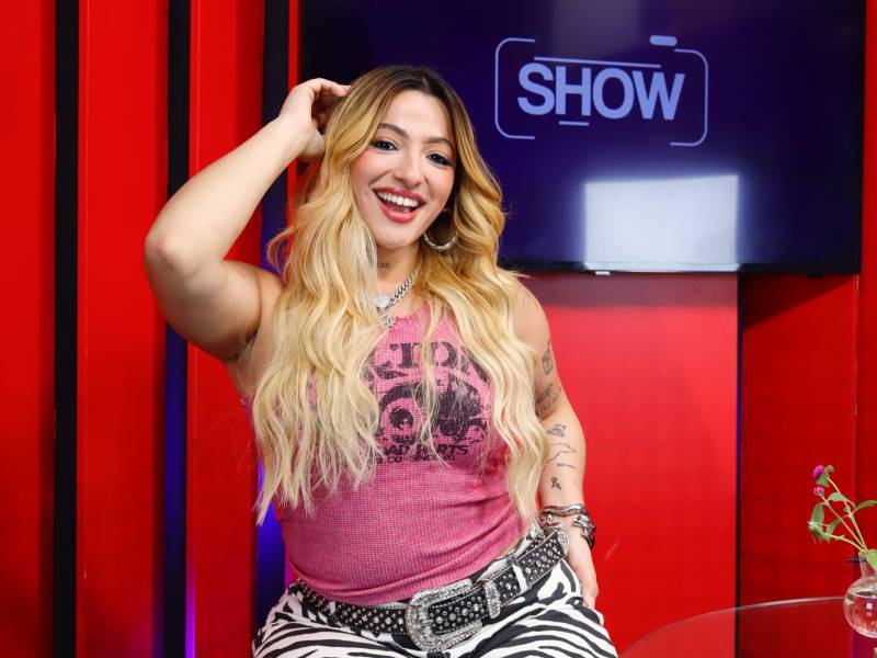 Alinne es una chica dulce y divertida, su belleza cautiva donde quiera que vaya.