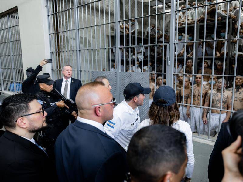 Noem recorrió la megacárcel con un gran dispositivo de seguridad en su visita a El Salvador.