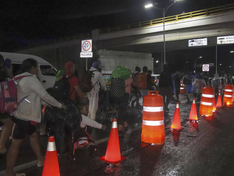 Personas caminan en caravana durante la noche de ayer domingo, en Tapachula, Chiapas (México). La caravana Fe y Esperanza, conformada por más de 600 migrantes de Honduras, El Salvador, Guatemala, Ecuador y Haití. EFE/Juan Manuel Blanco