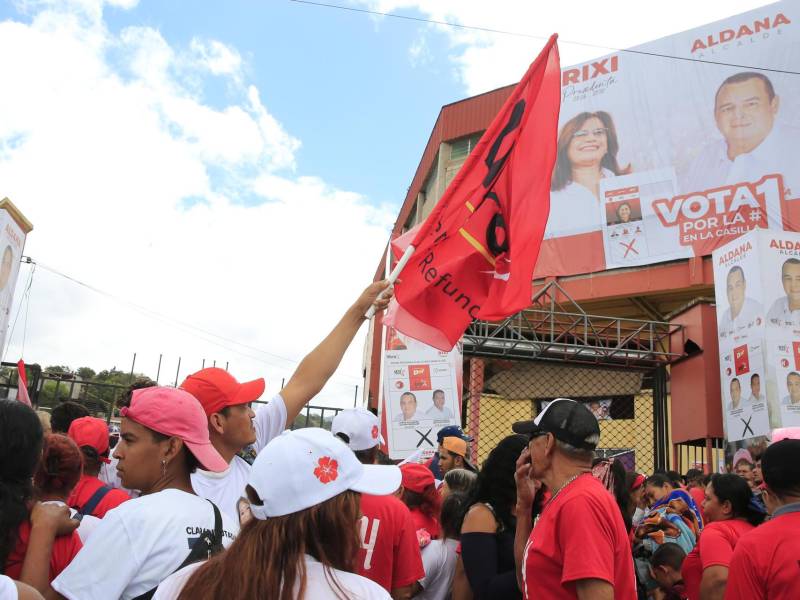 Simpatizantes del Partido Libertad y Refundación fueron registrados este domingo, 2 de febrero, durante un acto proselitista, en Tegucigalpa (Honduras). EFE/Gustavo Amador