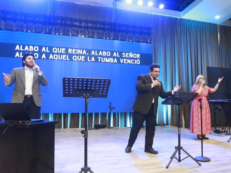 Los directores de música Carlos Murillo junto con Dorian Banegas y Sandra de Banegas, fueron los encargados de inaugurar el evento.