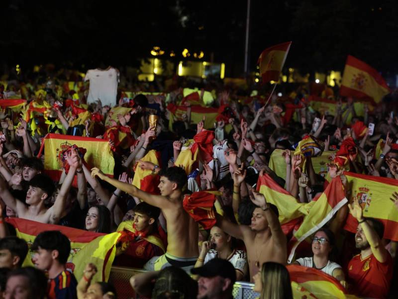 Aficionados de la selección española celebran en la plaza de Colón de Madrid la victoria del mundial 2026 tras derrotar a Argentina en la final que han disputado este domingo en el estadio MetLife de Nueva Jersey. EFE/J.J.Guillen