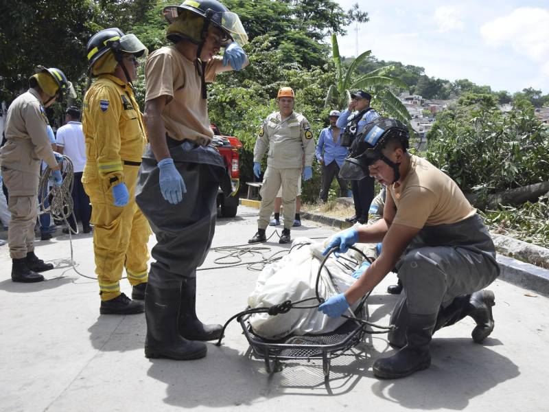 Fotografía del 17 de julio de 2026 que muestra bomberos rescatando el cuerpo sin vida de Dulce María García Salinas, de 16 años.