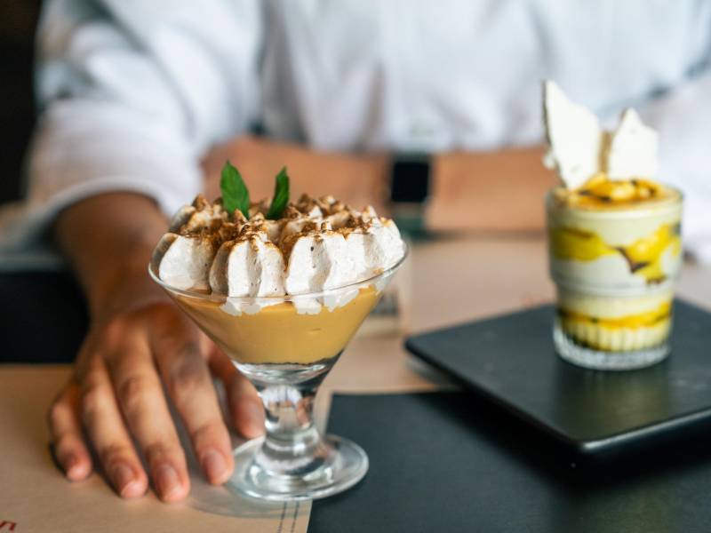 La chef hondureña muestra dos postres de su menú.