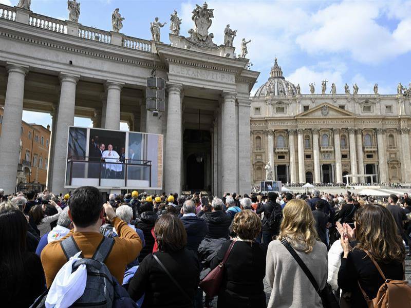 Miles de fieles se congregaron en la plaza del Vaticano para seguir en directo la salida del Papa Francisco del hospital Gemelli.