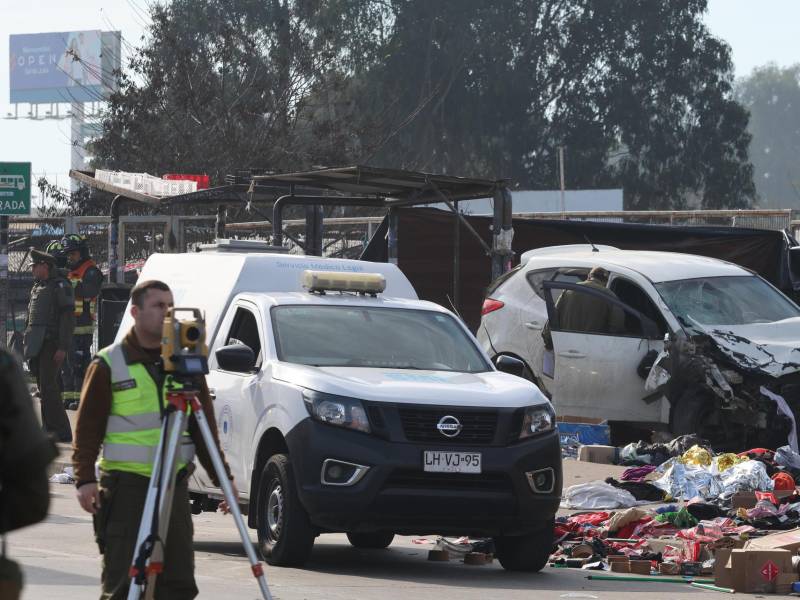 Integrantes de Carabineros de Chile custodian el lugar en donde un cabo de la infantería de marina de Chile, que estaba fuera de servicio, embistió su vehículo contra una feria callejera, en un hecho que dejó seis muertos y múltiples heridos, confirmó la Armada en un comunicado. EFE/ STR